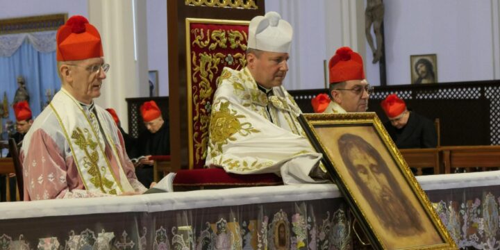 Le 31 décembre 2022. Vénération de la Sainte Face dans la Cathédrale-Basilique de Notre Mère du Palmar Couronnée.